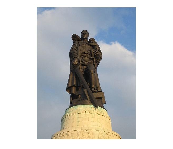 Soviet_Cenotaph_Berlin_Treptower_Park