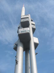 Prager Fernsehturm in Praha-Žižkov, errichtet auf dem Gelände eines jüdischen Friedhofs