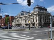 Ehemaliges Palais der Familie Poznański, heute Stadtmuseum Łódź, dahinter die ehemalige Fabrik