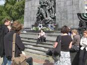 Führung durchs ehem. Warschauer Ghetto: vor dem Ghettoaufstandsdenkmal