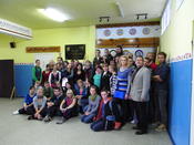 Gruppenbild mit Schülern und Lehrern des Kaschubischen Gymnasiums in Bruß / Brusy, Bild J. Venuß