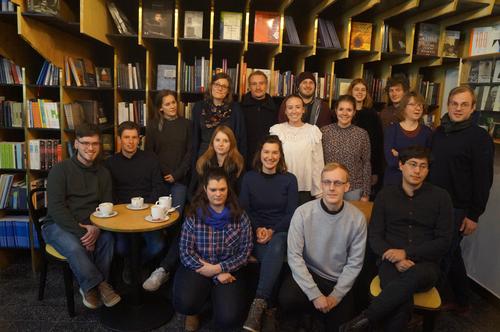 Exkursionsgruppenfoto im Jüdischen Historischen Institut