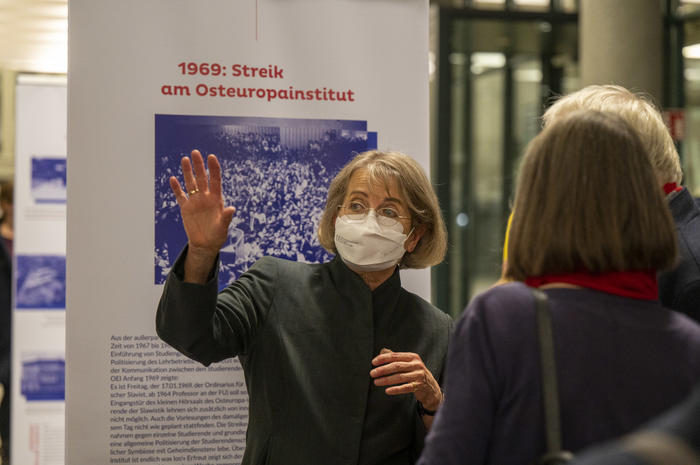 Gertrud Pickhan und die Ausstellung Bildquelle: Bernd Wannenmacher