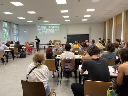 Den Jiddisch-Studierenden erhielten heute ihre Zertifikate.