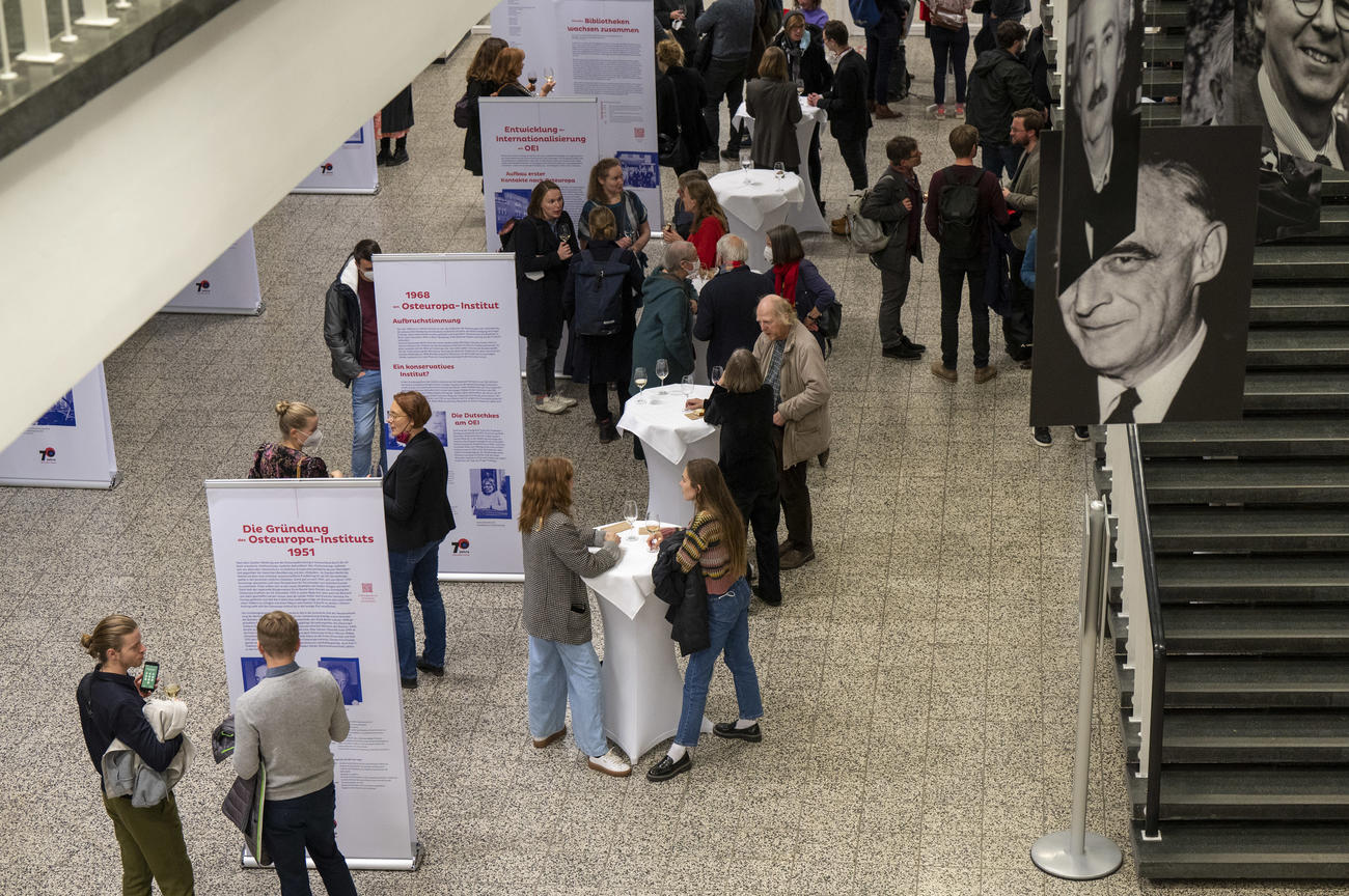 Gäste der Ausstellungseröffnung