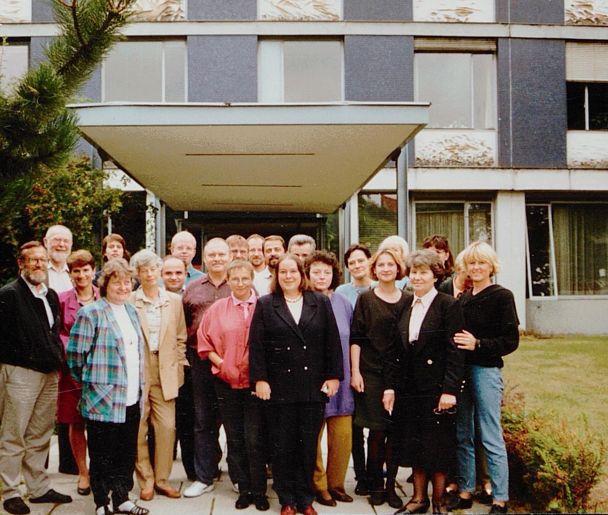 Bibliotheksteam 1991 vor dem Osteuropa-Institut, Garystr. 55