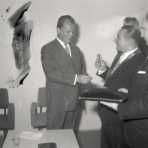 Der Regierende Bürgermeister Willy Brandt bei der Schlüsselübergabe für das neue OEI-Gebäude 1961 | Bildquelle: Fotograf: NN / FU Berlin, Universitätsarchiv, Sign. RF/0074-04