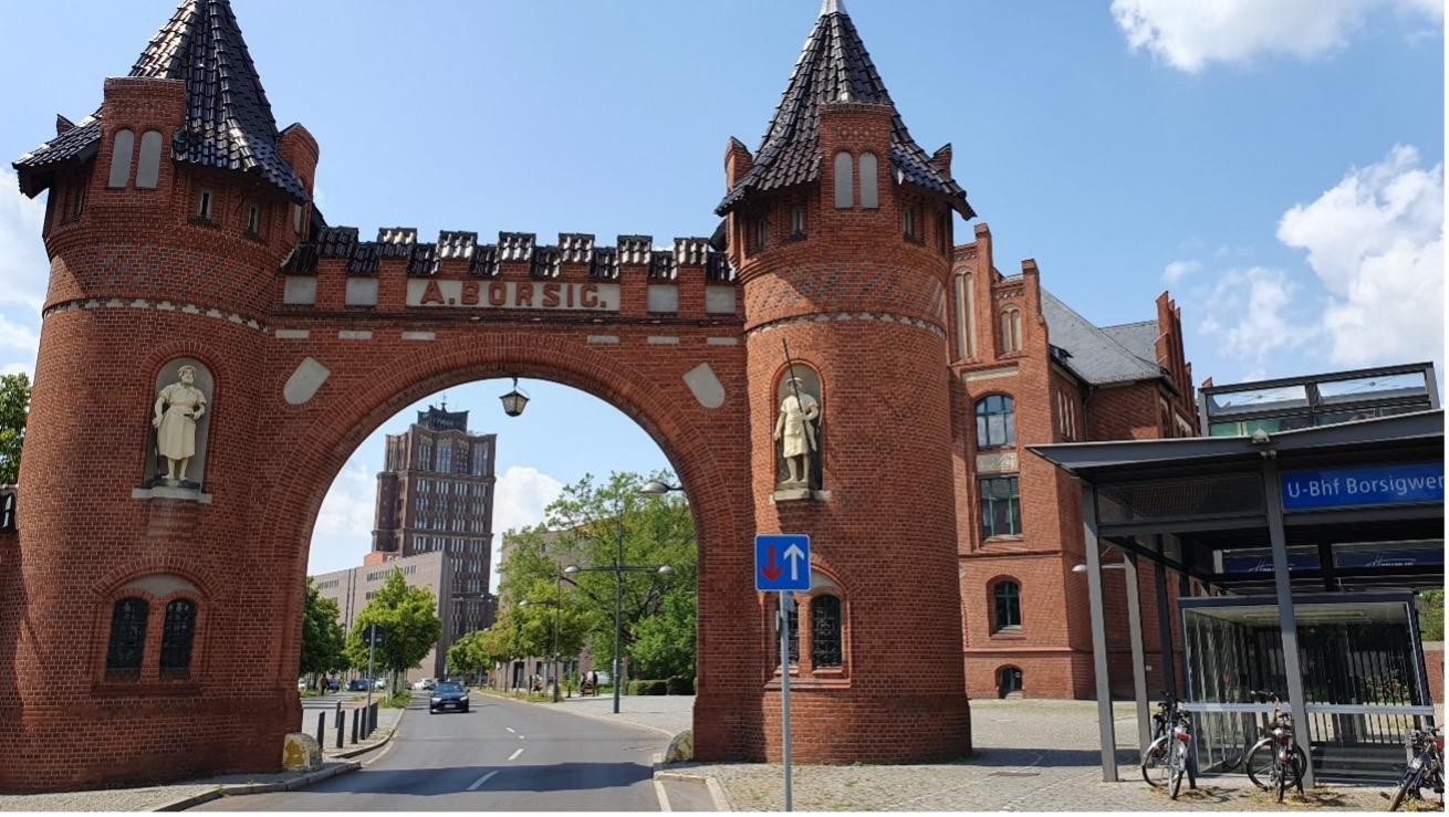 Ehemaliger Werkseingang. Aufnahme von der Straße aus. (alle Aufnahmen: Robert Somogyi)