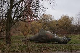 Bild: Carsten Pietzsch (https://commons.wikimedia.org/wiki/File:Kaputte_Dinosaurier_Spreepark.JPG)