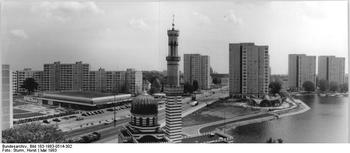 Abbildung 2: Blick auf das Neubaugebiet Neustädter Havelbucht und die Wilhelm-Külz-Straße, 1983; Foto: Horst Sturm; Quelle: Bundesarchiv