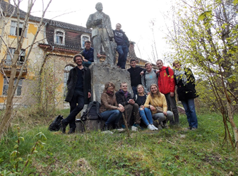 Exkursionsteilnehmer_innen vor der ehemaligen Hauptkommandantur der 2. Garde-Panzerarmee in Fürstenberg (Havel)