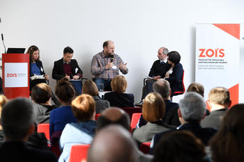 Nadja Douglas, Mihai Varga, Christian Fröhlich, Samuel Greene und Tatiana Golova (von links) diskutieren "contested spaces" zwischen Staat und Gesellschaft. © David Ausserhofer