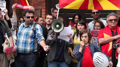 (25000 Menschen fordern bei einer Demonstration in Skopje 2015 den Rücktritt der Regierung (Quelle: https://youtu.be/FXeEeQQPHMo)