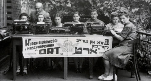 Stenotypiekurs in Reichenbach/Rychbach/Dzierżoniów, 1946. Courtesy of the Jewish Studies Department at the University of Wrocław 