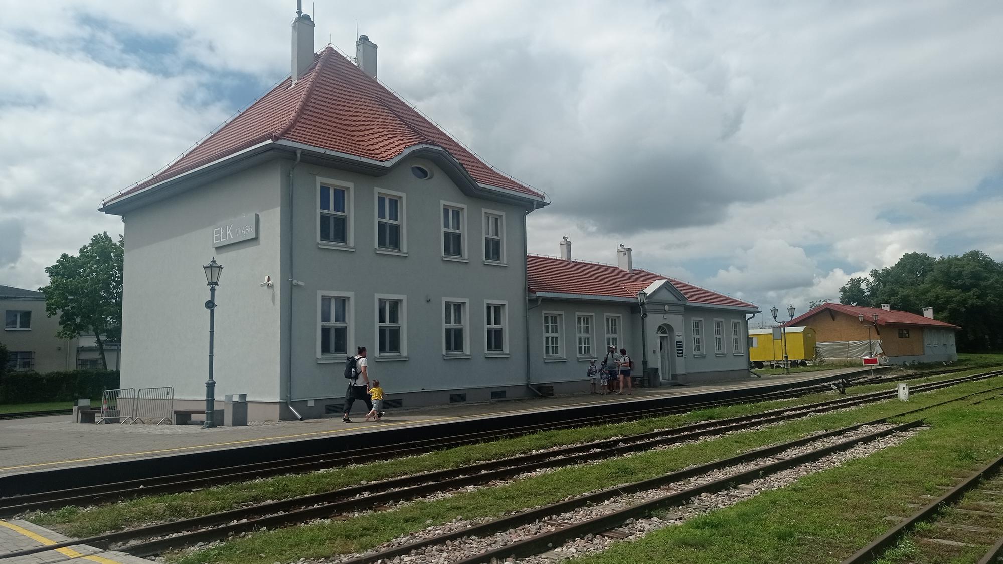 Elk: Bahnhof und Museum