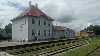 Elk: Bahnhof und Museum